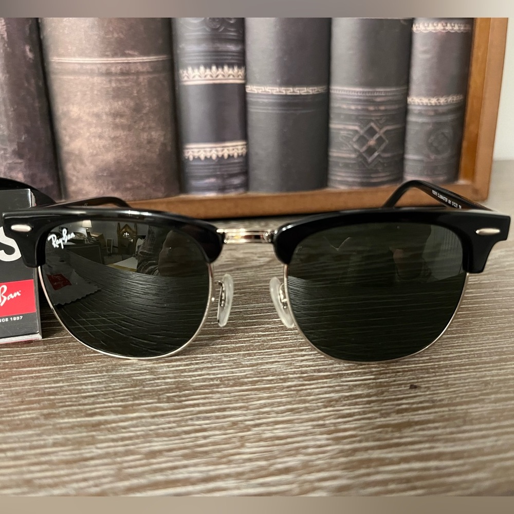 Rayban Clubmaster RB3016 .1367/B1 51•21•150. Black and Chrome Silver.